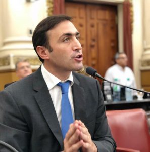 Legislador Julián López Presidente de la Comisión de Asuntos Constitucionales, Justicia y Acuerdo 
